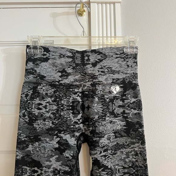 ❌SOLD❌Women’s Best camo leggings - Picture 2 of 3